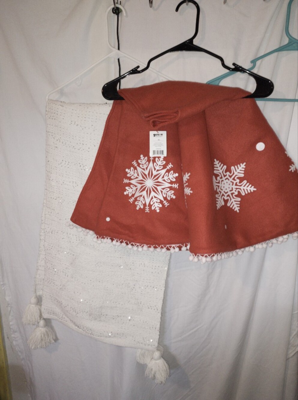 2pc Bundle  Tree Skirt And Table Runner